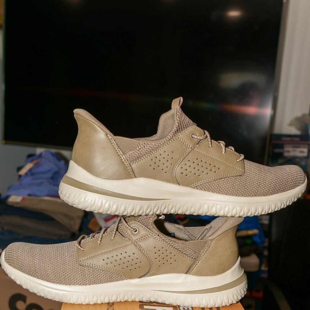 Men's Delson Swift Fit Hands Free Shoe, Skechers